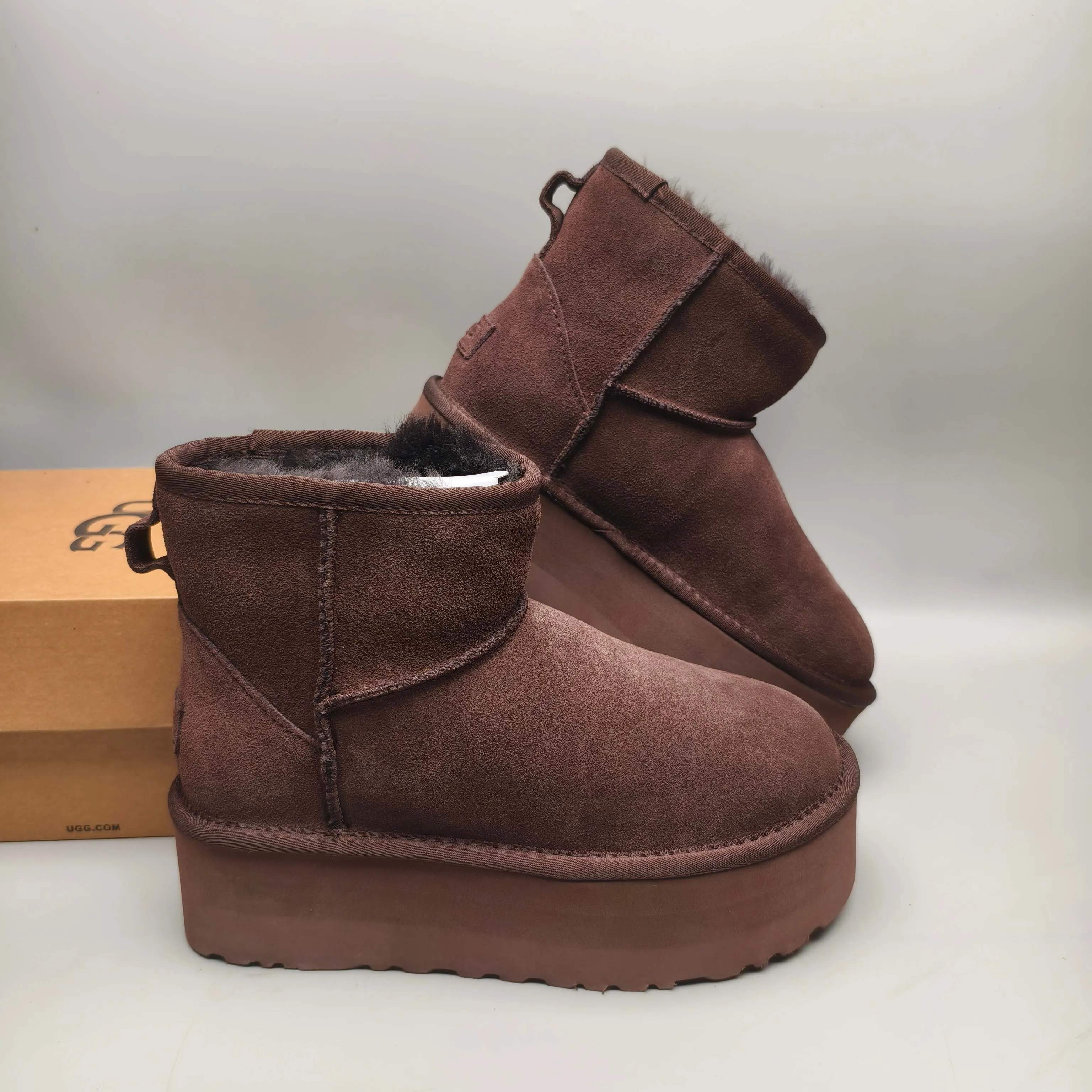 💰520 UGG sheepskin all-in-one snow boots. The official website synchronizes the new autumn and winter women's classic mini (thick sole) short snow boots 1134991, three-layer combination thick sole 5 cm, lightweight and non-slip, suede upper, 17 mm real wool lining, comfortable and casual, simple and fashionable! Color: Maroon Black Military Green Chocolate Size: 35-41